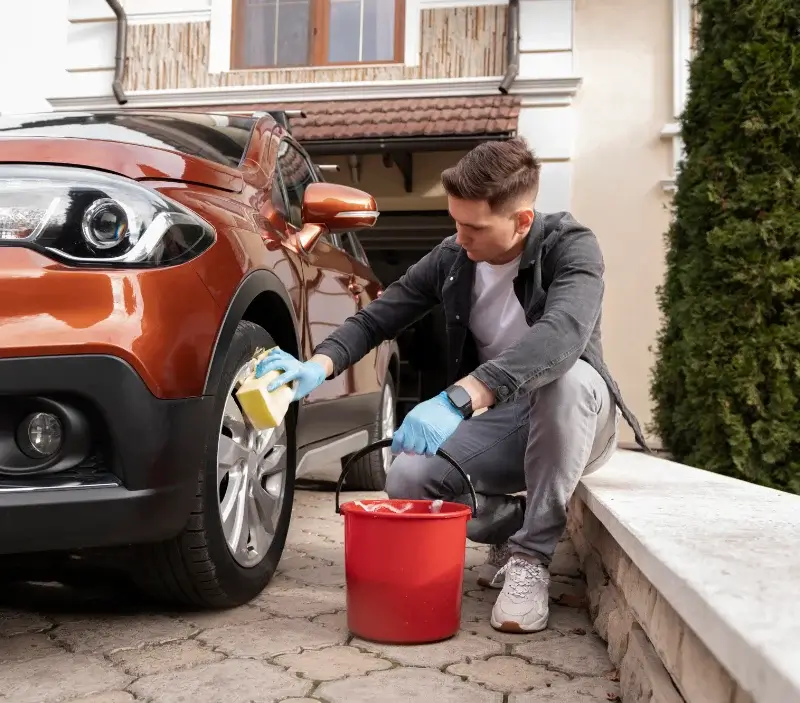 Lavage auto à domicile Saint-Nicolas-de-la-Balerme : professionnel intervenant sur un véhicule